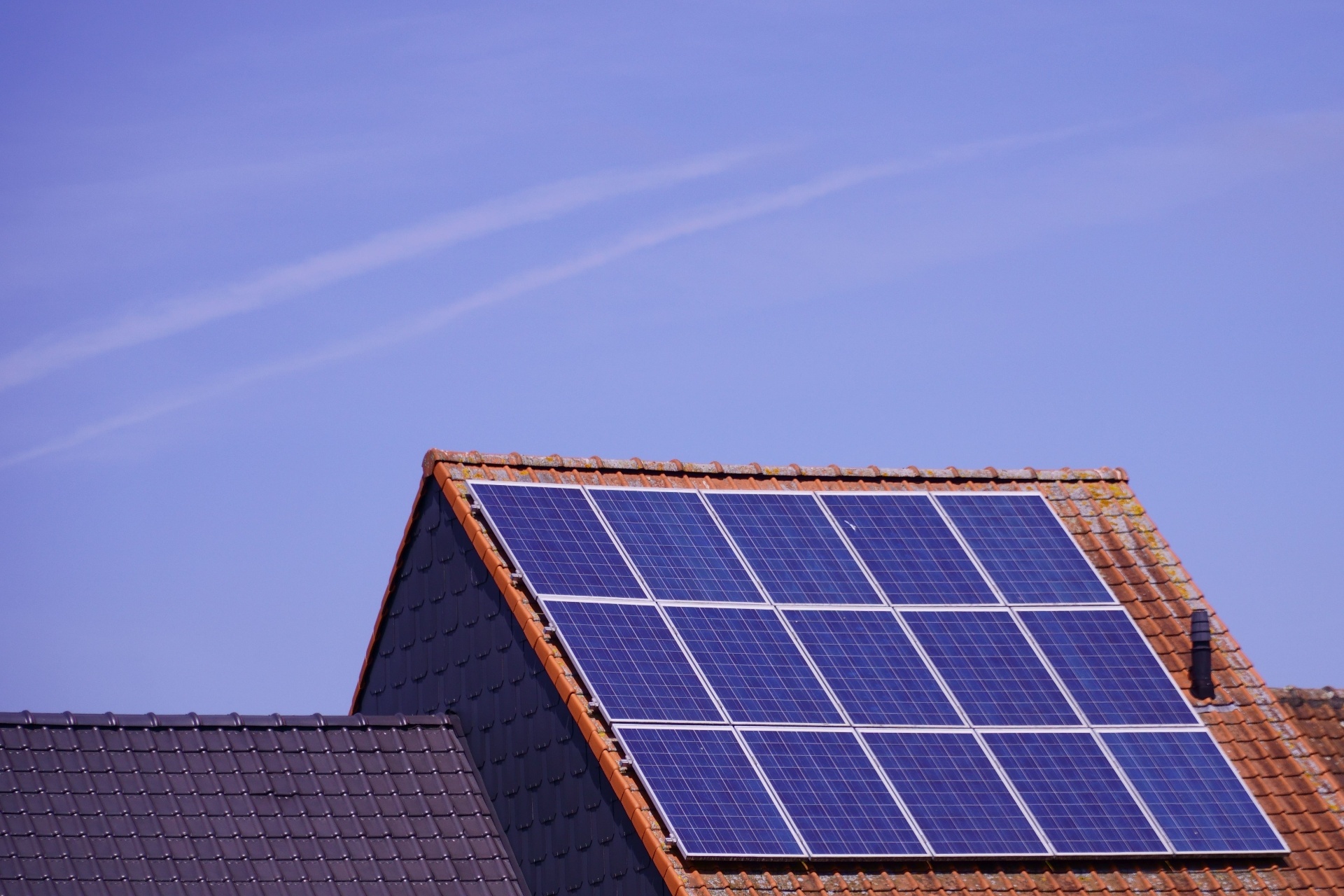 Wohnhaus mit gereinigter Photovoltaikanlage