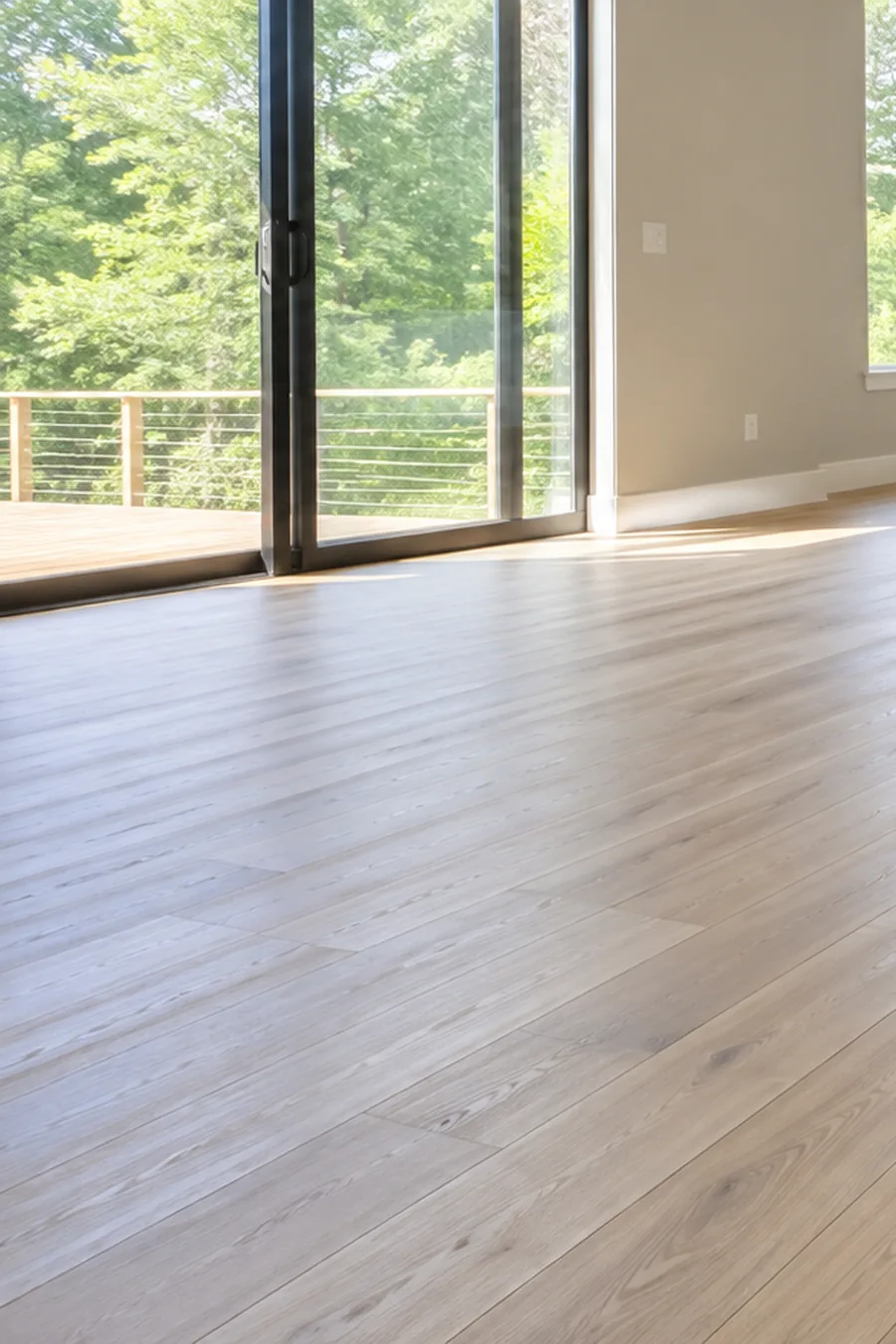 Vinylboden in Holzoptik in einem Wohnraum