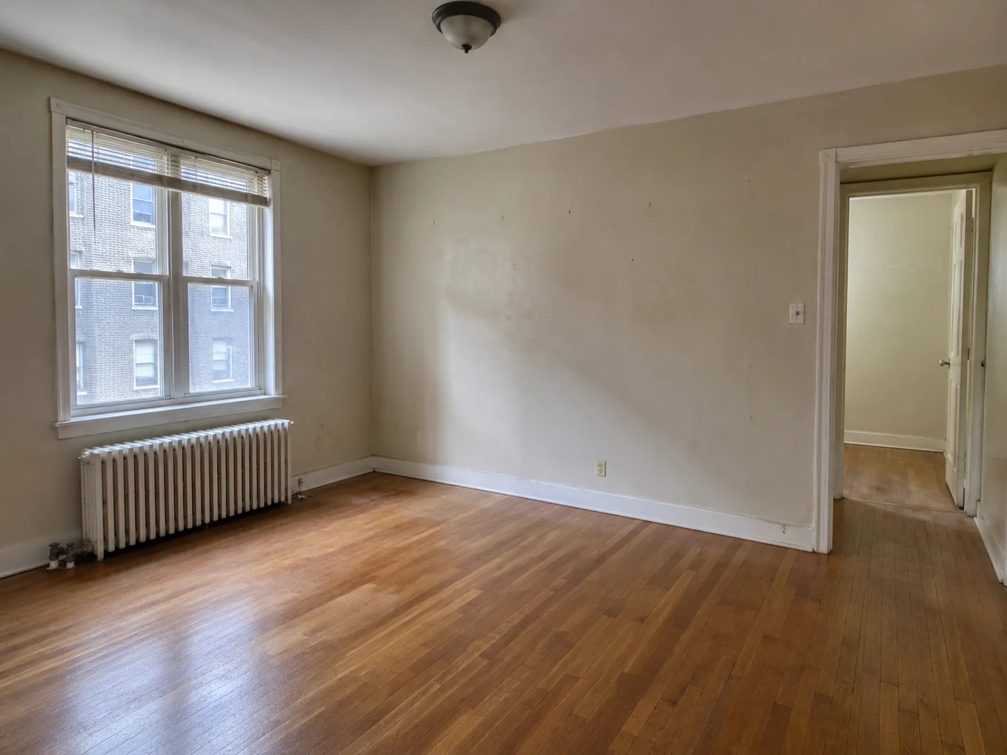 Zimmer vor den Malerarbeiten mit vergilbten Wänden