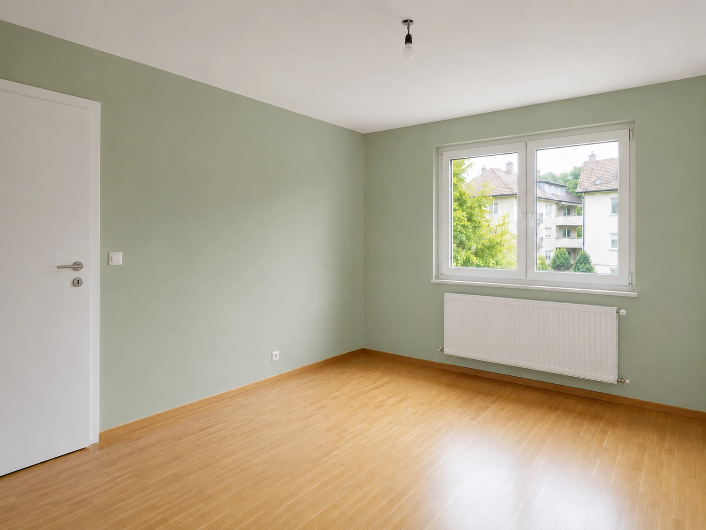 Fertig in Salbeigrün gestrichenes Zimmer