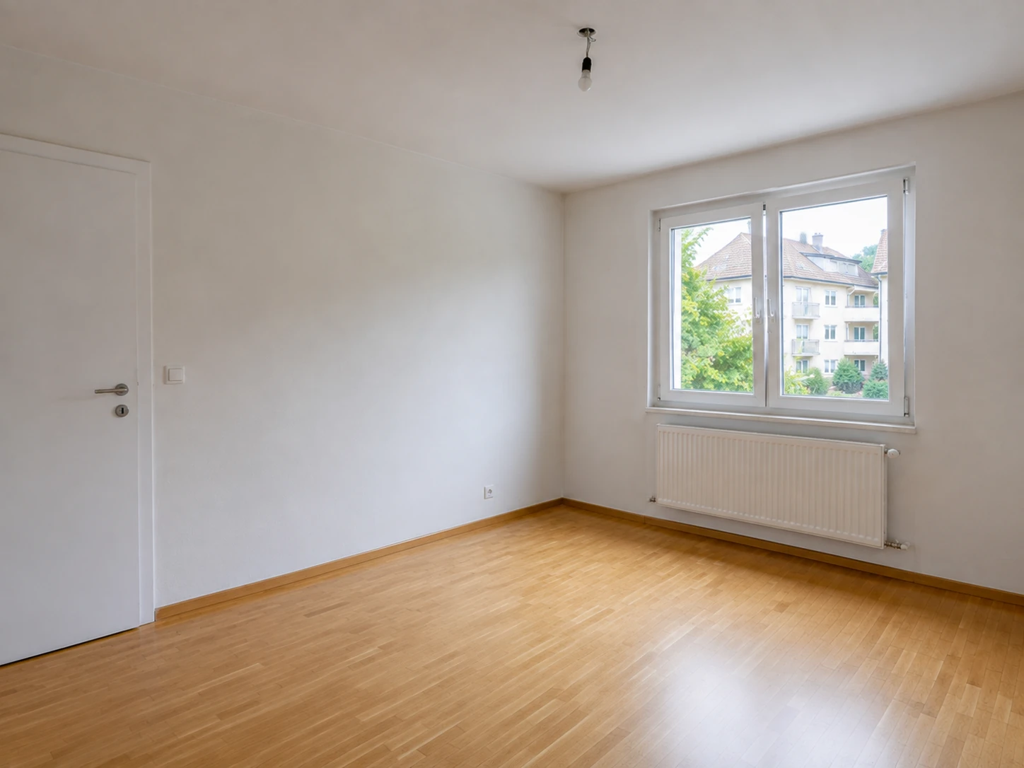 Zimmer mit weissen Wänden vor den Malerarbeiten