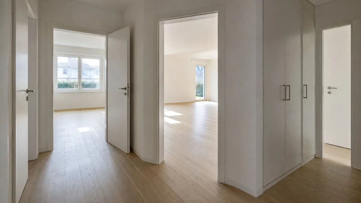 Leere, gereinigte Wohnung bereit zur Übergabe
